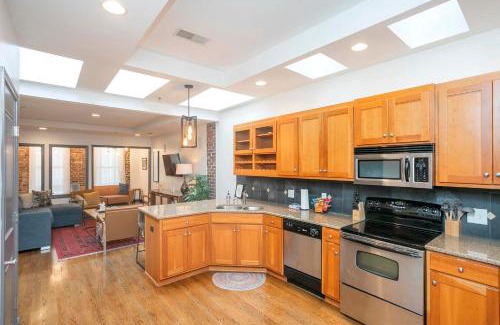 Downtown Nashville Apartment | Spacious Penthouse ON the Broadway Strip