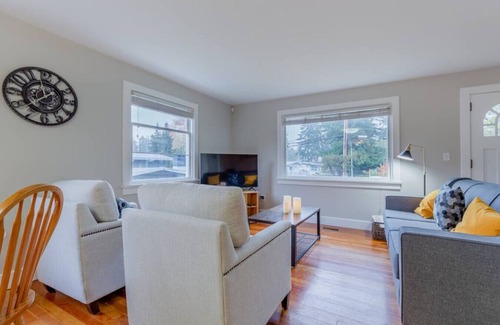 Delta House | Spacious Pet Friendly 3 Bed Home w Back/Front Yard
