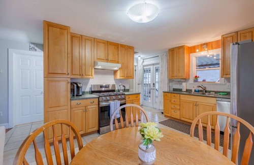 Delta House | Spacious Pet Friendly 3 Bed Home w Back/Front Yard