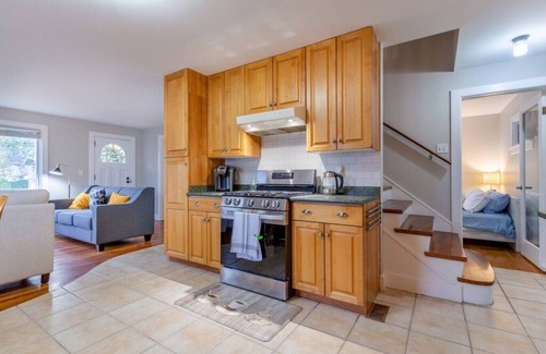 Delta House | Spacious Pet Friendly 3 Bed Home w Back/Front Yard