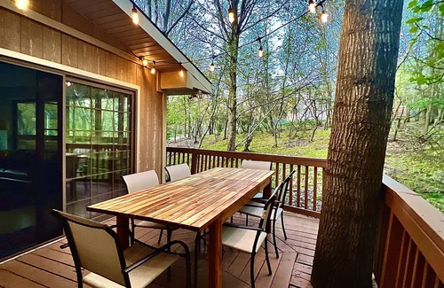 Albrightsville Cabin | Spacious Poconos Cabin with Private Covered Hot Tub