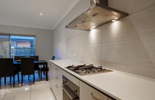 Point Cook House | Spacious Point Cook Retreat & Free Parking