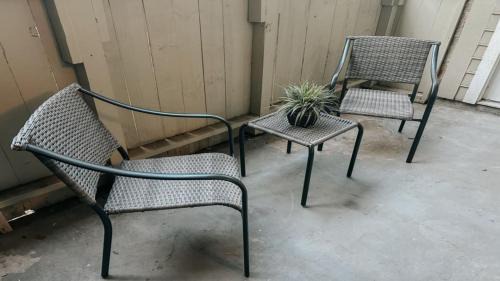 South Side Apartment | Spacious Poolside Oasis with Easy Access & Parking