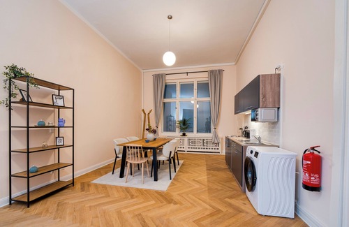 Wilmersdorf Apartment | Spacious & Private Apartment, Sleeps 6, Family & Group Friendly, 70m to Metro