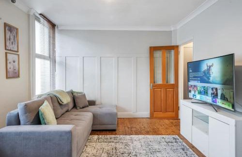Dartford Apartment | Spacious Private Apartment in Central Dartford with Free Parking TFL Zone 6