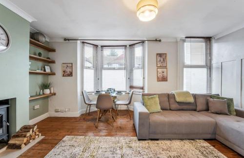 Dartford Apartment | Spacious Private Apartment in Central Dartford with Free Parking TFL Zone 6
