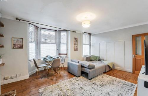 Dartford Apartment | Spacious Private Apartment in Central Dartford with Free Parking TFL Zone 6