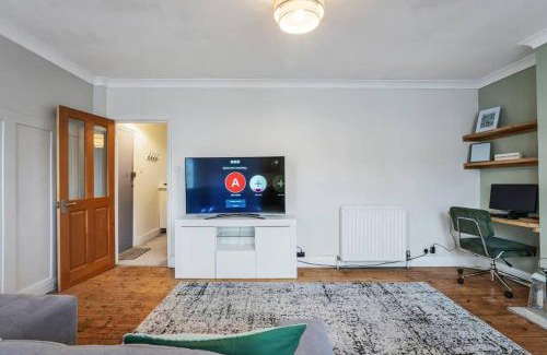 Dartford Apartment | Spacious Private Apartment in Central Dartford with Free Parking TFL Zone 6