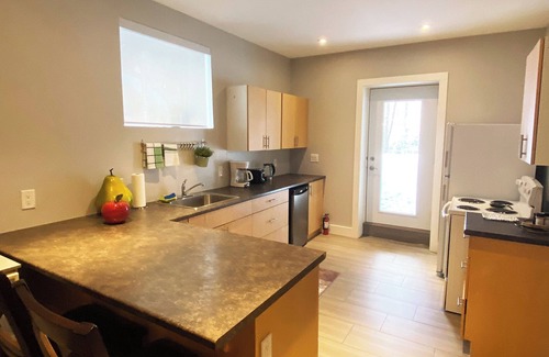 Bracebridge Apartment | Spacious Private Comfort, EV Charger, Pet OK, Lg Fenced Backyard, Firepit, BBQ