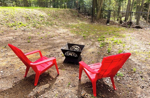 Bracebridge Apartment | Spacious Private Comfort, EV Charger, Pet OK, Lg Fenced Backyard, Firepit, BBQ