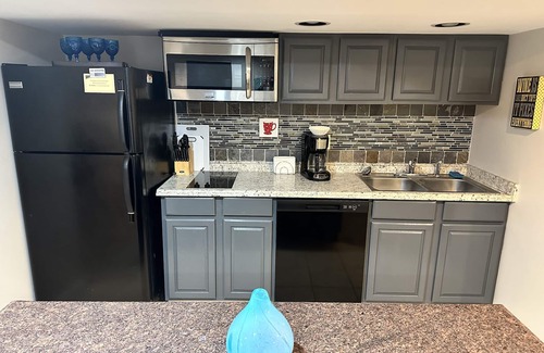 Lyndon House | Spacious, private1 bed/1bath w/steam sauna