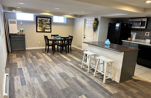 Lyndon House | Spacious, private1 bed/1bath w/steam sauna