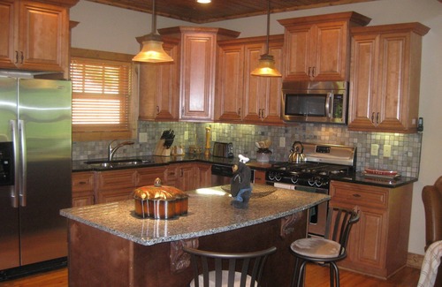 Lenoir Cabin | 🍁Spacious Pvt 3-Level 2-Deck Lodge🍁2Grt Rm/3K/2T/3Bunk🍁Fireplace🍁Foosball🍁