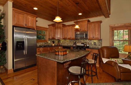 Lenoir Cabin | 🍁Spacious Pvt 3-Level 2-Deck Lodge🍁2Grt Rm/3K/2T/3Bunk🍁Fireplace🍁Foosball🍁