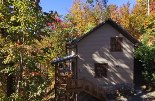 Lenoir Cabin | 🍁Spacious Pvt 3-Level 2-Deck Lodge🍁2Grt Rm/3K/2T/3Bunk🍁Fireplace🍁Foosball🍁