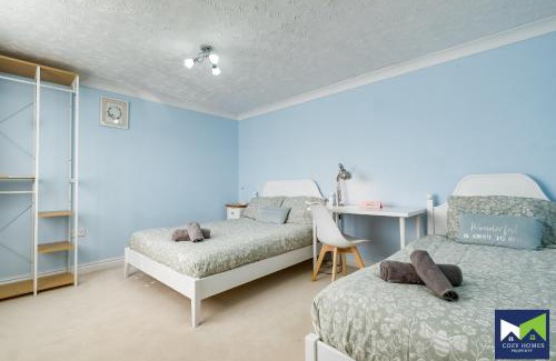 Rufford House | Spacious, Quiet 5-Bed 2-Bath Home with Parking & Garden Near NEC & Solihull