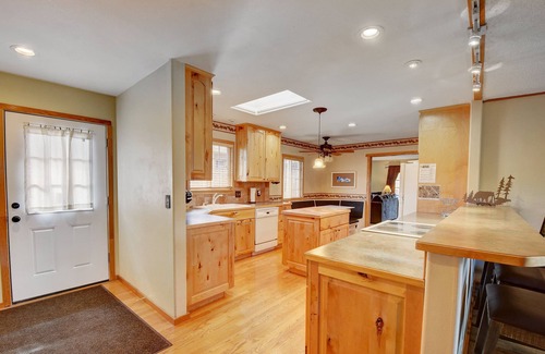 Carriage Hills House | Spacious ranch house with hot tub, mountain views and a top notch furnishings.