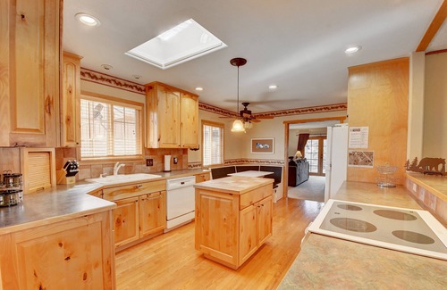 Carriage Hills House | Spacious ranch house with hot tub, mountain views and a top notch furnishings.