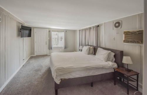 Federal Heights House | Spacious ranch on large lot near water world