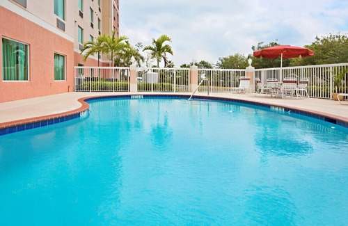 Pembroke Pines House | Spacious & Relaxing Suite with a Touch