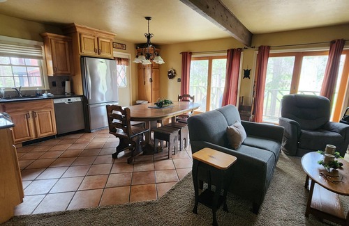 Thompsonville House | Spacious Resort Home on 10th Fairway - 6 Bedrooms, 3 Baths. GOLF, SKI, SPA