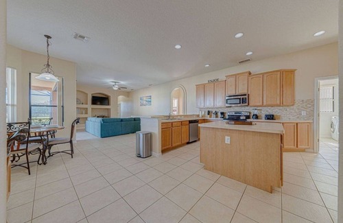 Legacy Park House | Spacious Resort Style Home | Pool | Mins to Disney.