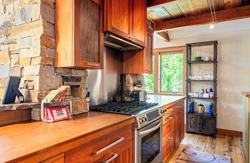 Sisters Apartment | Spacious retreat for reunions, friends, family, and business