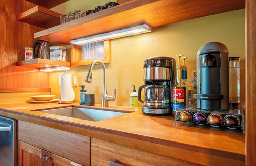 Sisters Apartment | Spacious retreat for reunions, friends, family, and business