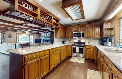 Eureka Springs House | Spacious Retreat with Serene Lake Views, Hot tub & Internet