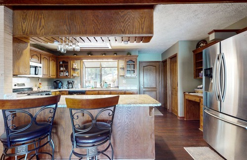 Eureka Springs House | Spacious Retreat with Serene Lake Views, Hot tub & Internet