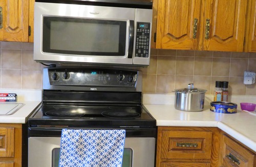 Bayview Woods - Steeles House | ★ Spacious Room 1♚Qn-Bed✚Shared Ensuite-Beryl