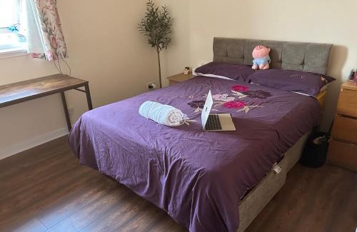 Longcroft Hotel | Spacious room close to tram