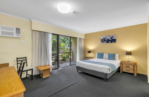 Mount Ommaney Hotel | Spacious Room Ideal for Biz and Leisure