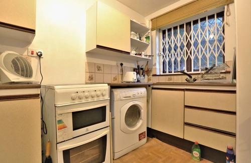 Chadwell House | Spacious room in a shared house