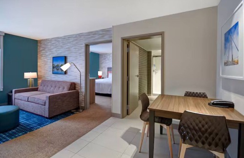 Wichita Hotel | Spacious Room Near Entrust Bank Arena – Ideal for Sports Enthusiasts