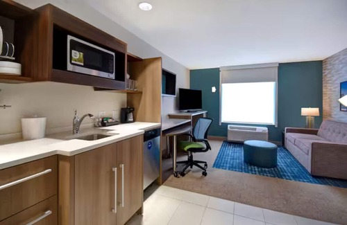Wichita Hotel | Spacious Room Near Entrust Bank Arena – Ideal for Sports Enthusiasts