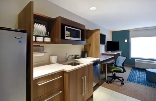 Wichita Hotel | Spacious Room Near Entrust Bank Arena – Ideal for Sports Enthusiasts
