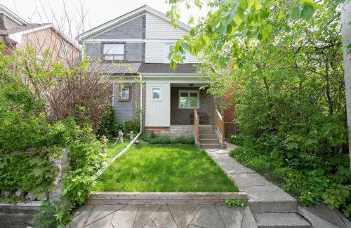 Seaton Village House | Spacious Room with Ensuite Bathroom near Subway, Koreatown & UofT