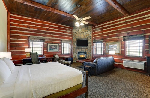 Columbia Hotel | Spacious Rustic-Charm Suites in Columbia - Pool, Fireplace | 2 Units