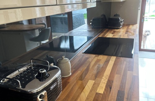 Worthing House | Spacious Seaside home with hot tub sleeps 10