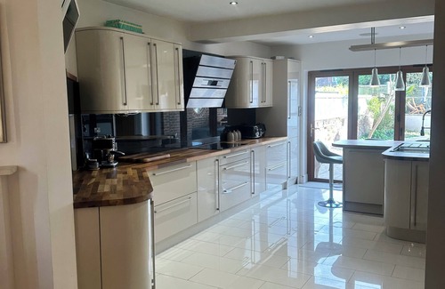 Worthing House | Spacious Seaside home with hot tub sleeps 10