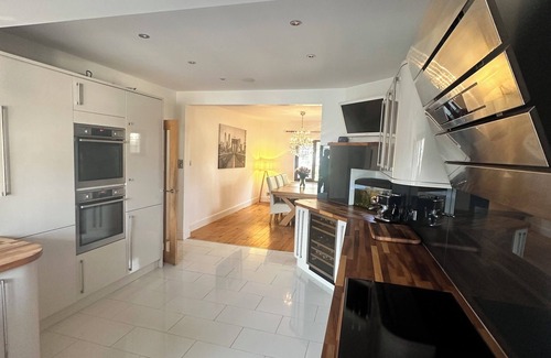 Worthing House | Spacious Seaside home with hot tub sleeps 10