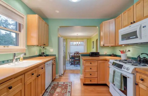 Cully House | Spacious & Serene w/Private Backyard + Treadmill!