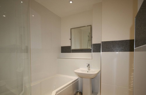 Aylesbury Apartment | SPACIOUS SERVICED APARTMENT 2 BEDROOMS & 2 BATHROOMS IN THE HEART OF AYLESBURY.