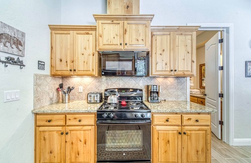 Sierra Cedars Cabin | Spacious Shaver Cabin w/Room for the Whole Family