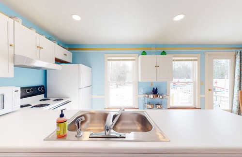 Boothbay Harbor House | Spacious single-level duplex with fast WiFi, two full kitchens, deck, & yard