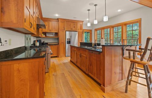 Lincoln House | Spacious Ski Haven Pool Table Grand Fireplace!