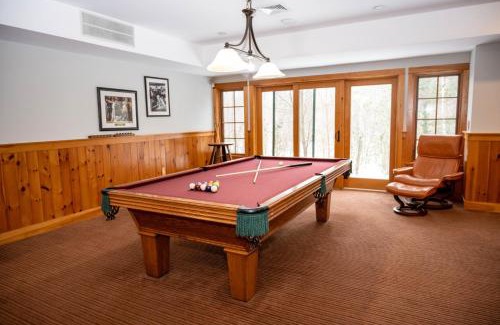 Lincoln House | Spacious Ski Haven Pool Table Grand Fireplace!