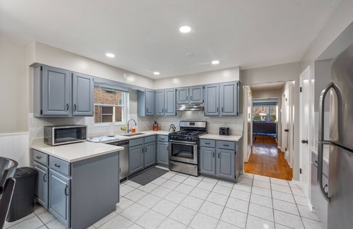 Skokie Apartment | Spacious Skokie Condo - 4 Beds!