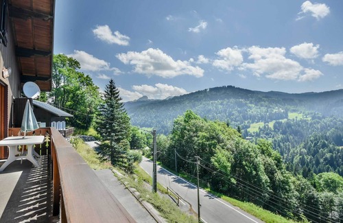 Les Gets Apartment | Spacious South-Facing Duplex in Quiet Chalet, 150m from Shuttle